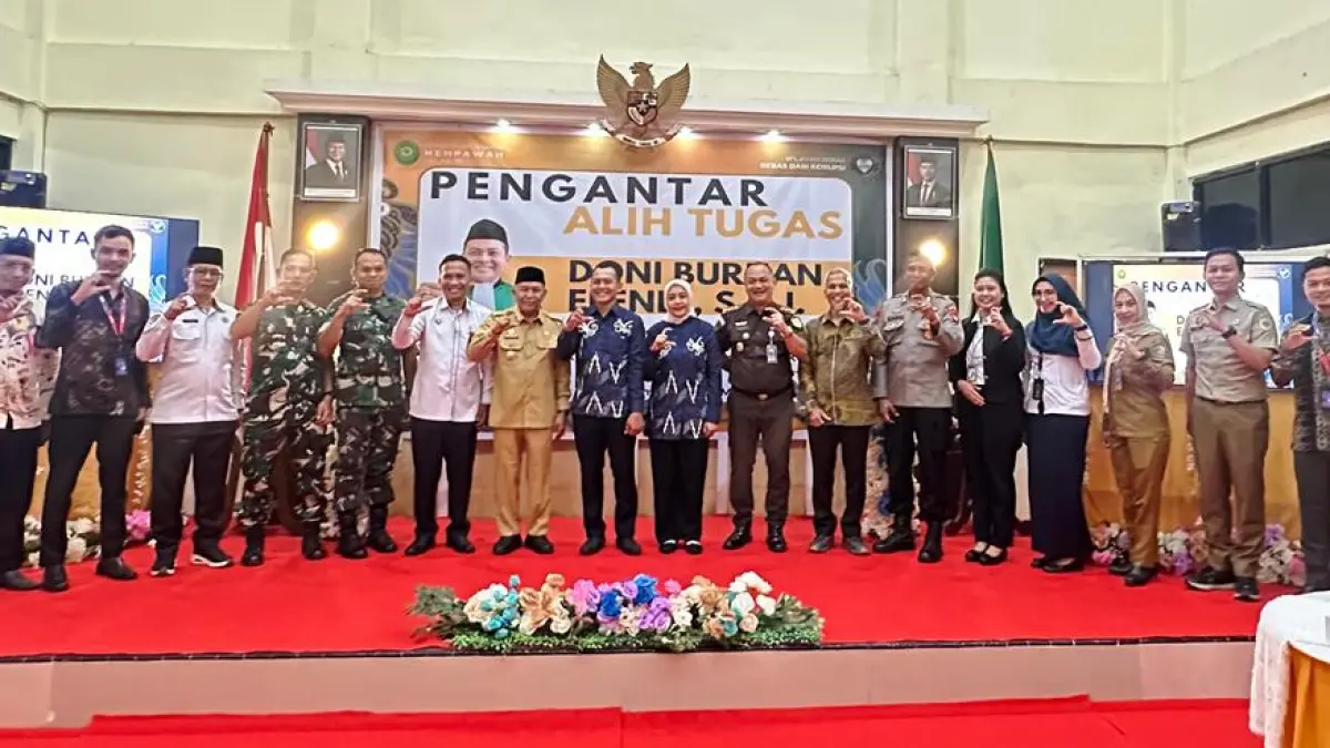 Foto bersama dalam acara pengantar alih tugas Ketua Pengadilan Agama Mempawah Kelas IB.