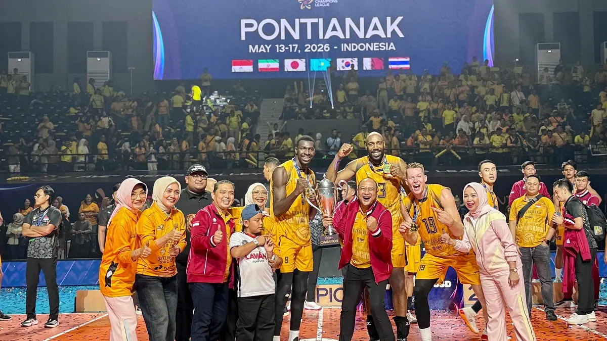 Gubernur Kalbar, Ria Norsan bersama dengan tim Jakarta Bhayangkara Presisi merayakan kemenangan setelah berhasil menjuarai AVC Men’s Volleyball Champions League 2026 di GOR Terpadu. (Meidy K/Pontianak Post)