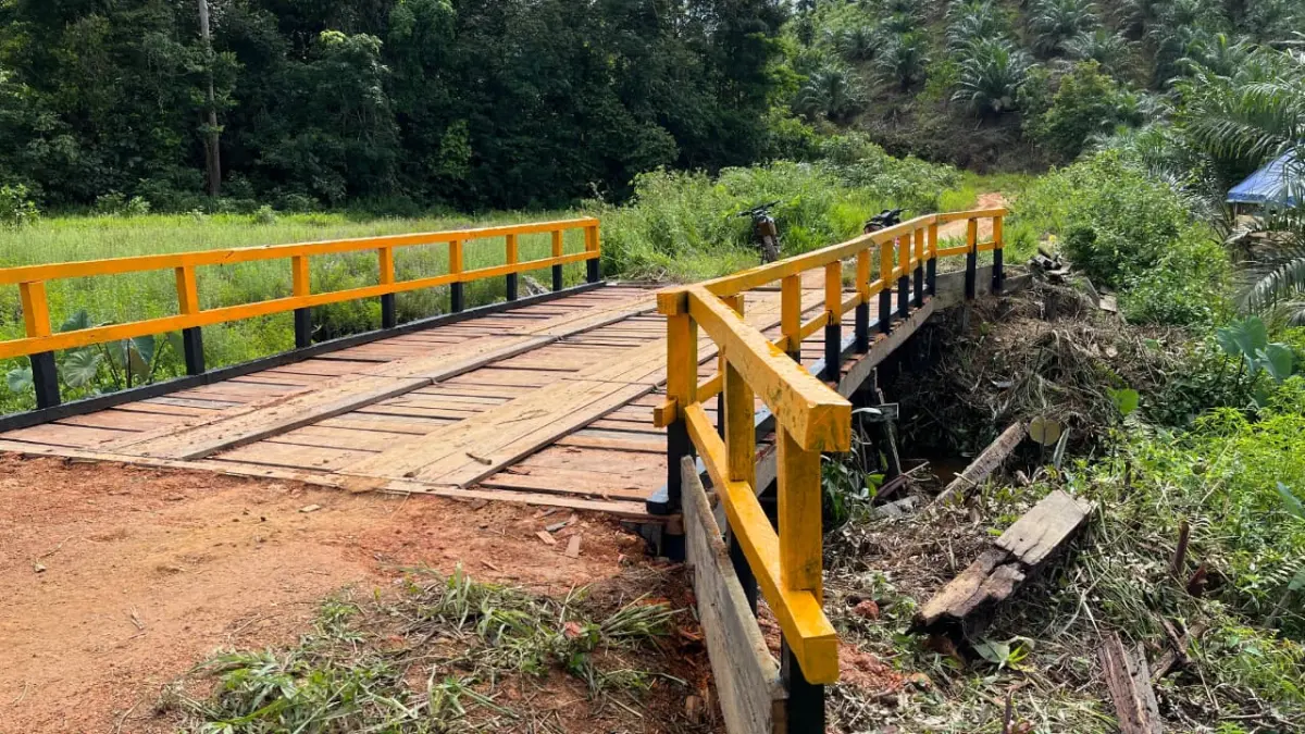 Jembatan yang dibangun oleh Satgas TMMD yang menghubungkan Dusun Tanak dan Tanjung Bunga telah selesai dibangun. (ISTIMEWA)