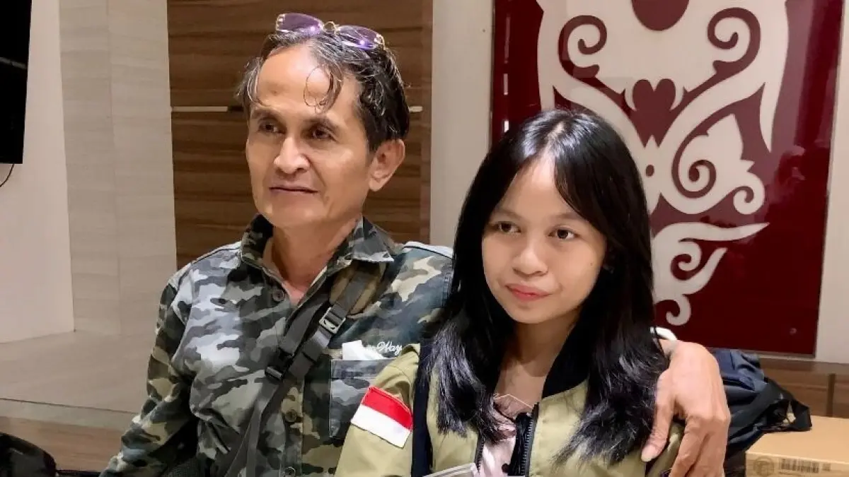 Josepha Alexandra Roxa Potifera (Ocha) dan sang ayah, Andre Kuncoro, setibanya mereka di VIP Bandara Supadio, Kubu Raya, Kamis (14/5) dari Jakarta.