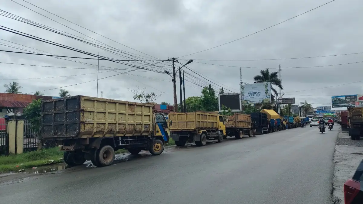 Kondisi antrean truk yang akan mengisi solar subsidi di SPBU Sungai Pinyuh.