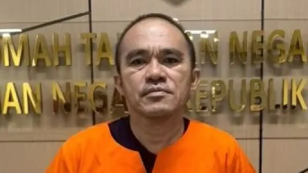 TERSANGKA NARKOBA: Mantan Kasat Resnarkoba Polres Kutai Barat AKP Deky Jonathan Sasiang mengenakan baju tahanan usai menjalani pemeriksaan di Bareskrim Polri terkait dugaan tindak pidana pencucian uang dan keterlibatan dalam jaringan peredaran narkoba di Kalimantan Timur. (ANTARA)