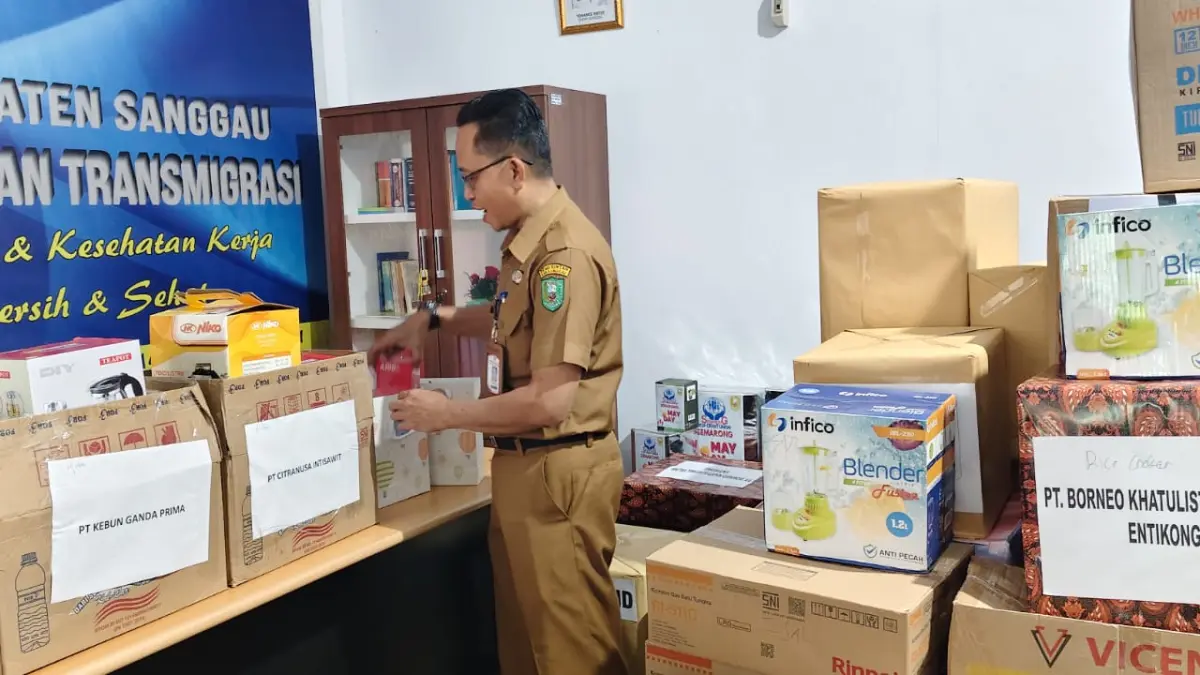 Pelaksana Tugas Kepala Disnakertrans Sanggau, Agun Sugianto memperlihatkan sejumlah doorprize yang disiapkan untuk kegiatan Samer Wekend 2026 yang dirangkaikan dengan peringatan May Day, Selasa (19/5). (ISTIMEWA)