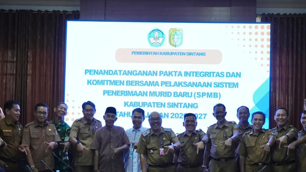 Pemkab Sintang lakukan penandatanganan pakta integritas dan komitmen bersama pelaksanaan Sistem Penerimaan Murid Baru Tahun 2026 di Ruang Rapat Sekretaris Daerah Kabupaten Sintang, Senin (18/5). (ISTIMEWA)