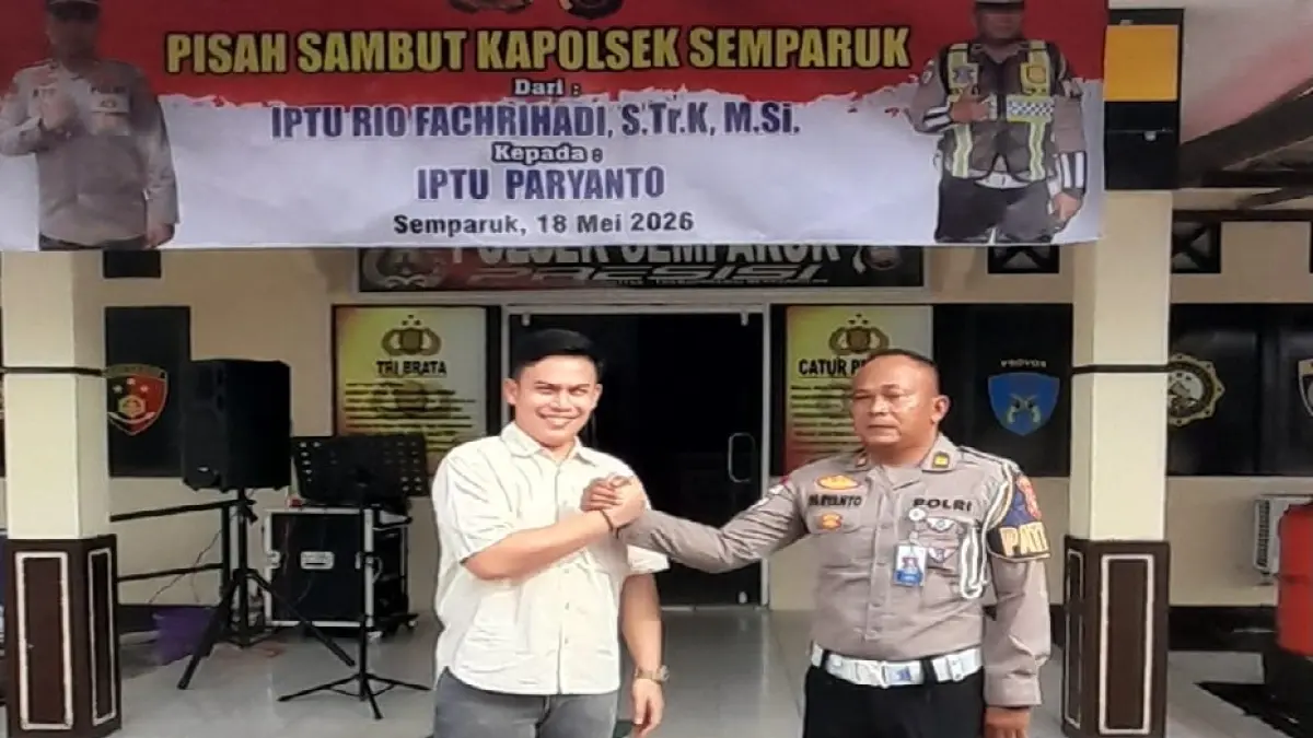 Suasana serah terima Kapolsek Semparuk di halaman Mapolsek Semparuk.
