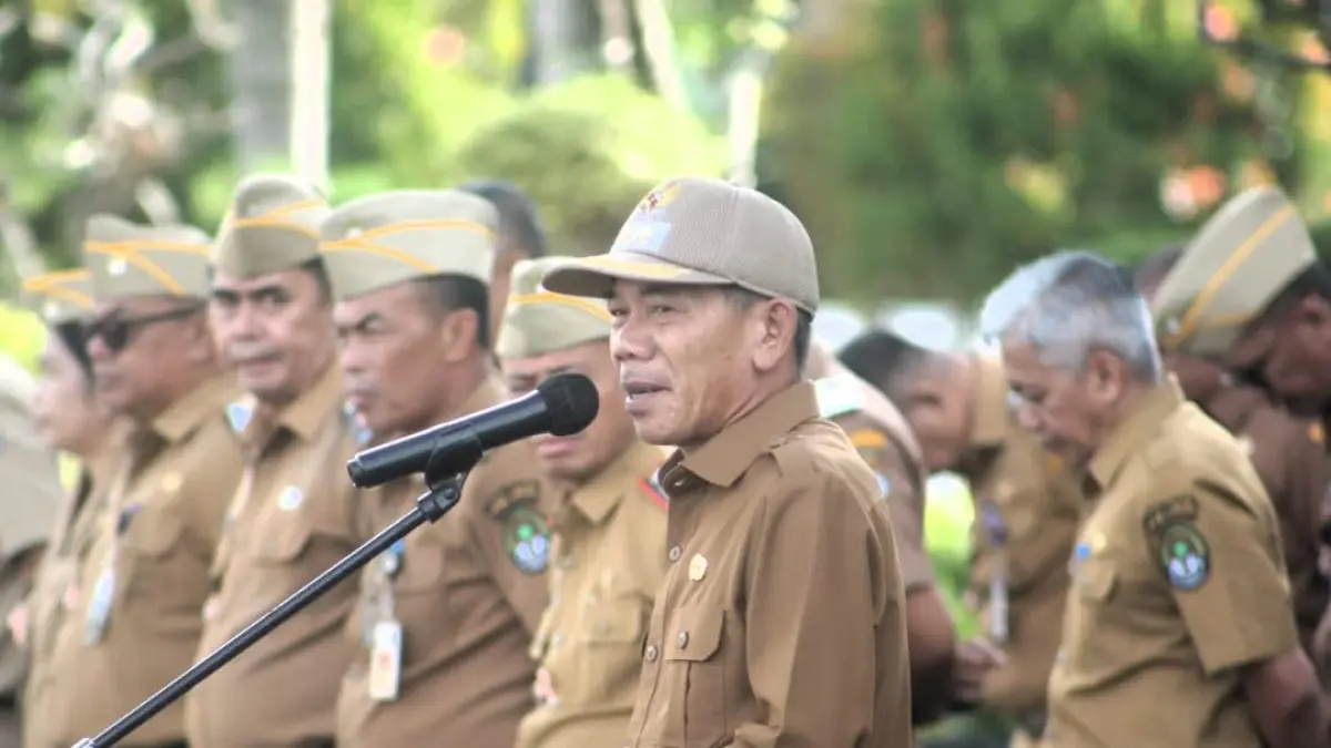 Wabup Ketapang, Jamhuri Amir, memberikan arahan saat memimpin apel gabungan di halaman Kantor Bupati Ketapang, Senin (18/5) pagi. (ISTIMEWA) 
