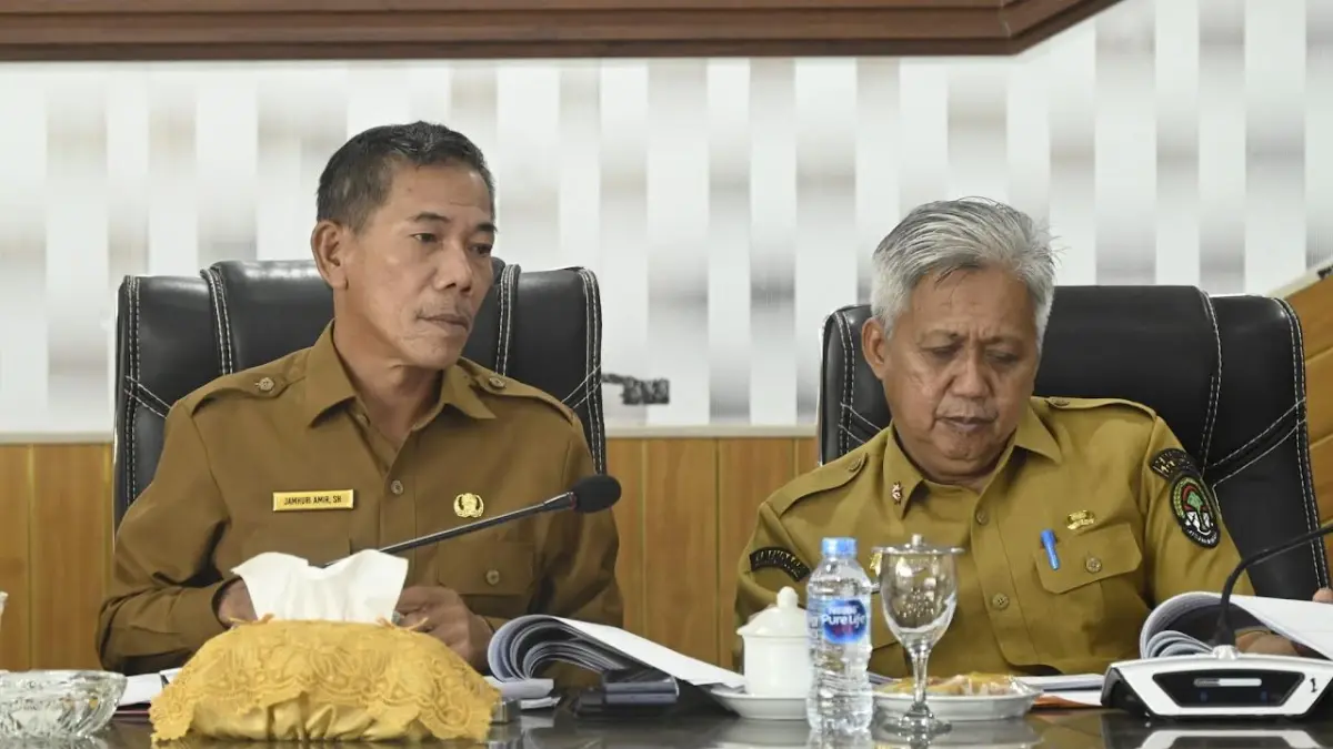 Wabup Ketapang, Jamhuri Amir, memberikan arahan saat memimpin Rakor optimalisasi PAD di Kantor Bupati Ketapang, Senin (18/5). (ISTIMEWA)