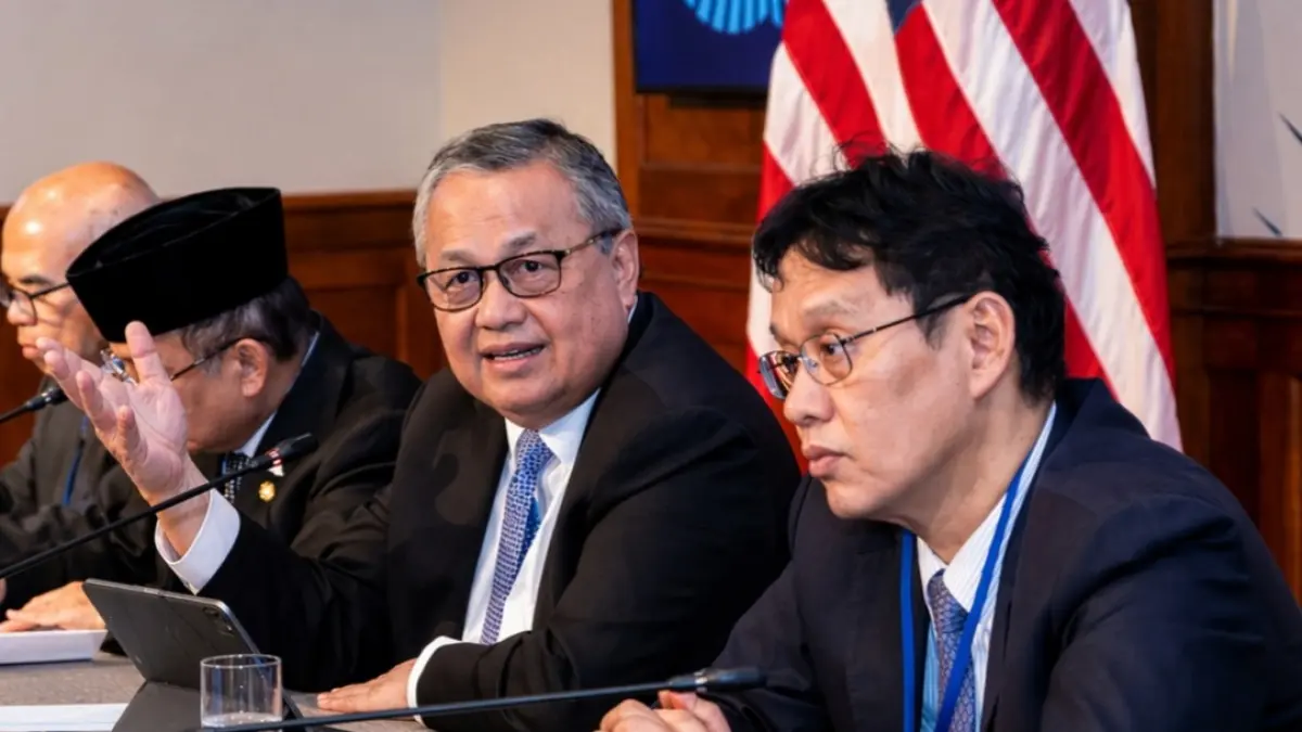 Gubernur Bank Indonesia Perry Warjiyo bersama Menteri Keuangan Purbaya Yudhi Sadewa saat Pertemuan Musim Semi IMF–World Bank di Washington DC, Jumat (17/04/2026). Keduanya kini menghadapi tekanan berat menjaga stabilitas moneter dan fiskal di tengah pelemahan rupiah.  (BI)