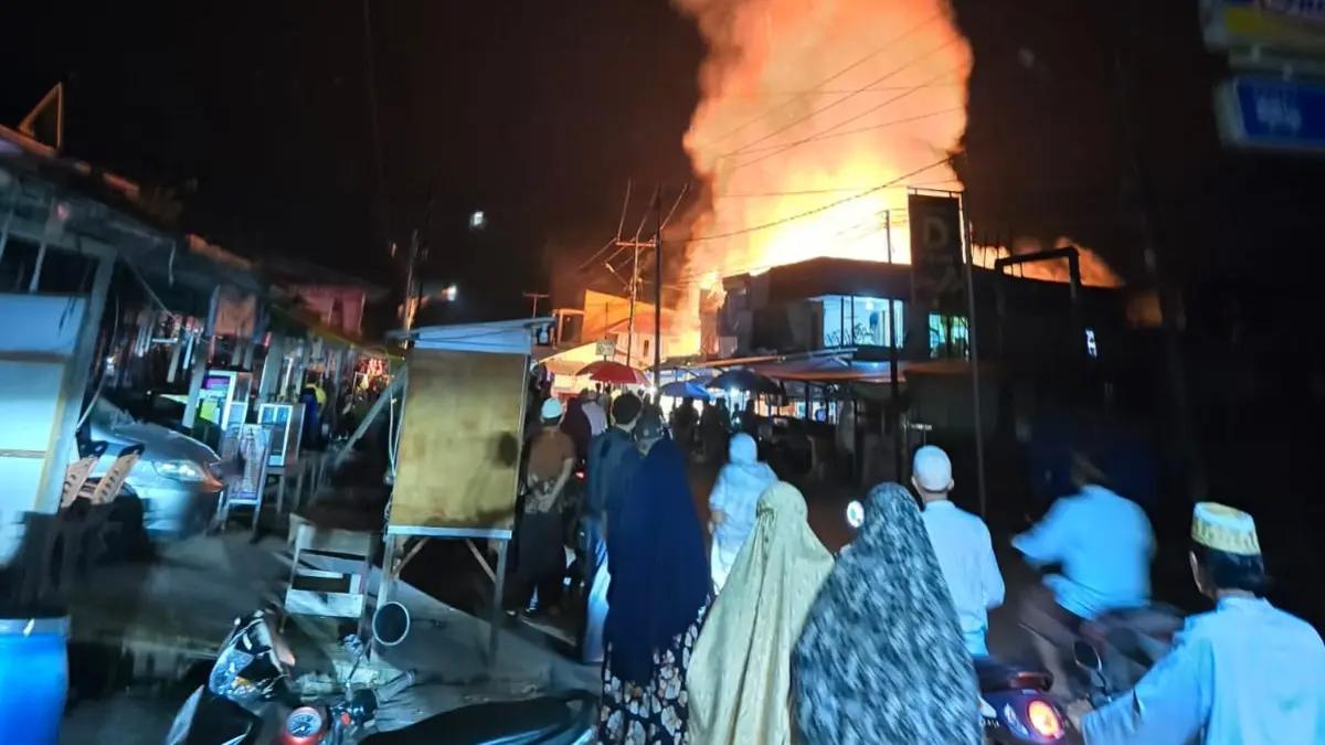 Api yang membesar dan menghanguskan belasan bangunan baik itu ruko maupun rumah warga di Desa Simpang Empat Kecamatan Tangaran
Belasan Bangunan Rumah Dan Ruko Terbakar.