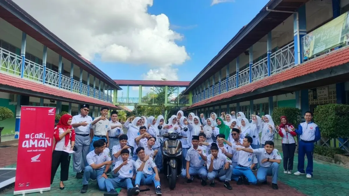 Astra Motor Kalbar bersama Dealer Nagamas menggelar edukasi safety riding dan kampanye #Cari_Aman bagi pelajar SMA Muhammadiyah 1 Pontianak.
