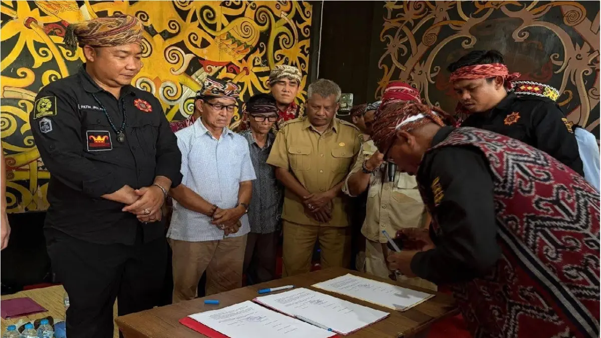 Bupati Ketapang, Alexander Wilyo, menyaksikan penandatanganan kesepakatan antara masyarakat dengan PT. FAPE dan PT. USP, di Pontianak, Senin (18/5). (ISTIMEWA)
