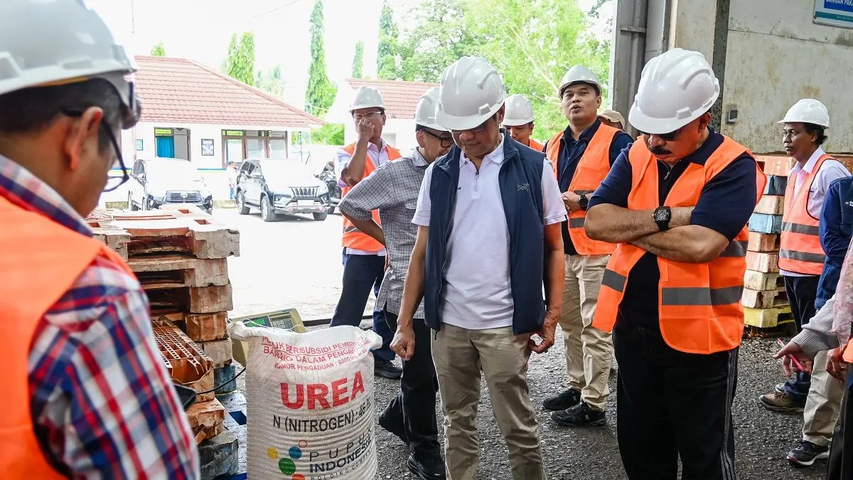 Jajaran Direksi dan Dewan Komisaris Pupuk Kaltim meninjau stok pupuk subsidi urea di Gudang Pupuk Pusri Kecamatan Telaga, Gorontalo, Senin (18/5/2026).