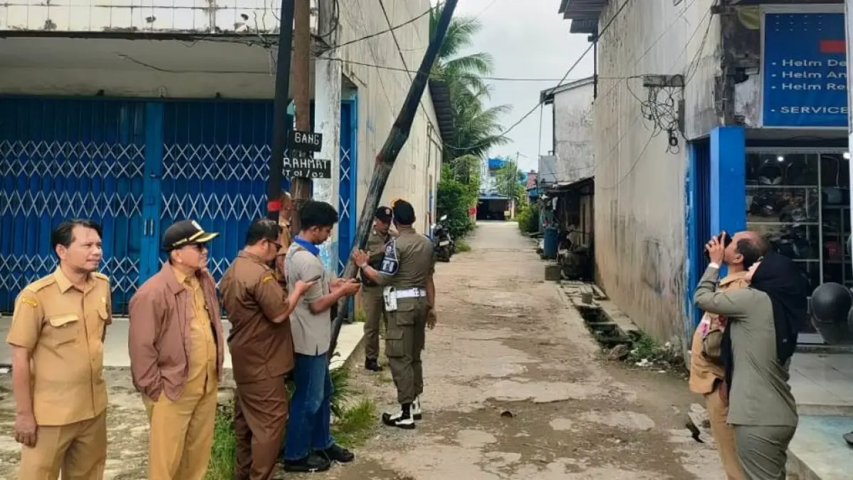 Kadis Kominfo beserta jajarannya mengecek tiang wifi yang miring didepan Gang Rahmat, Sungai Pinyuh