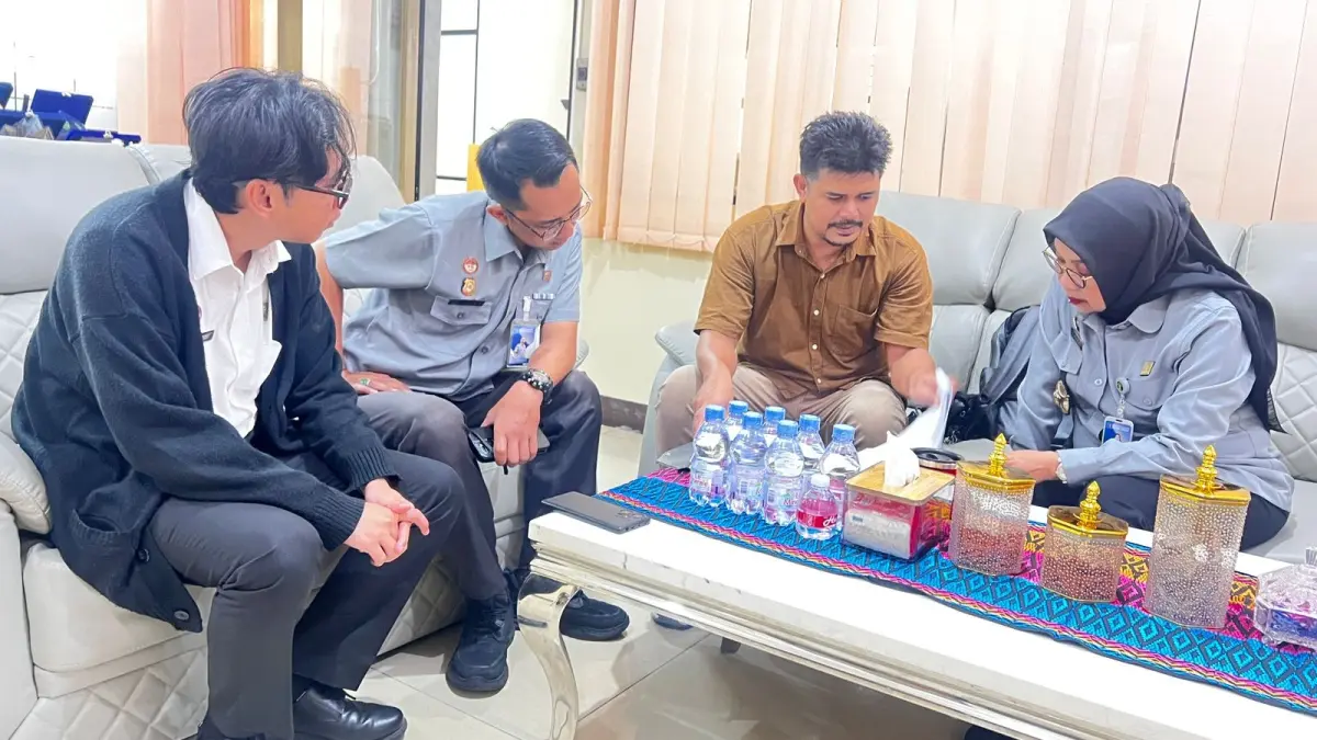 Kanwil Kemenkum Kalbar menerima audiensi dari UMKM lokal Madu Kelulut Kubu Raya pada Selasa (19/5). (DOK KANWIL KEMENKUM KALBAR)