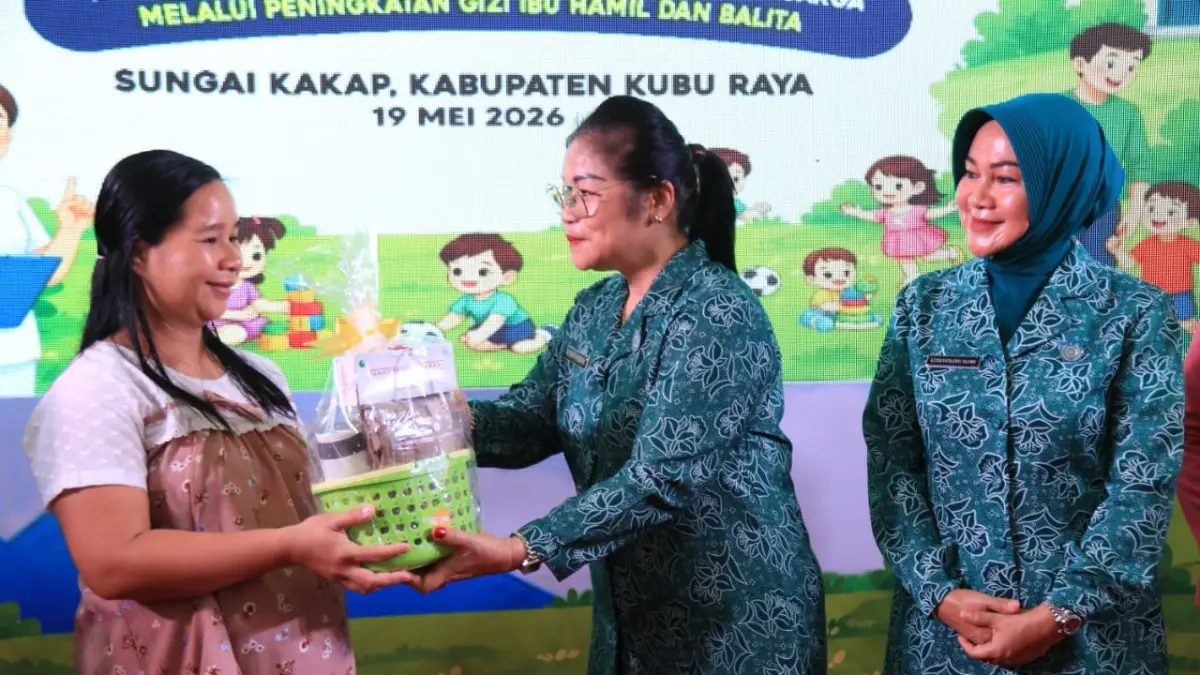 Ketua Bidang I TP PKK Provinsi Kalbar, Ny. Donata Krisantus menyerahkan bingkisan kepada ibu hamil pada Kampanye Kesehatan Akselerasi Peningkatan Derajat Kesehatan Keluarga di Aula Kantor Camat Sungai Kakap, Selasa (19/5).  (ADPIM PEMPROV KALBAR)