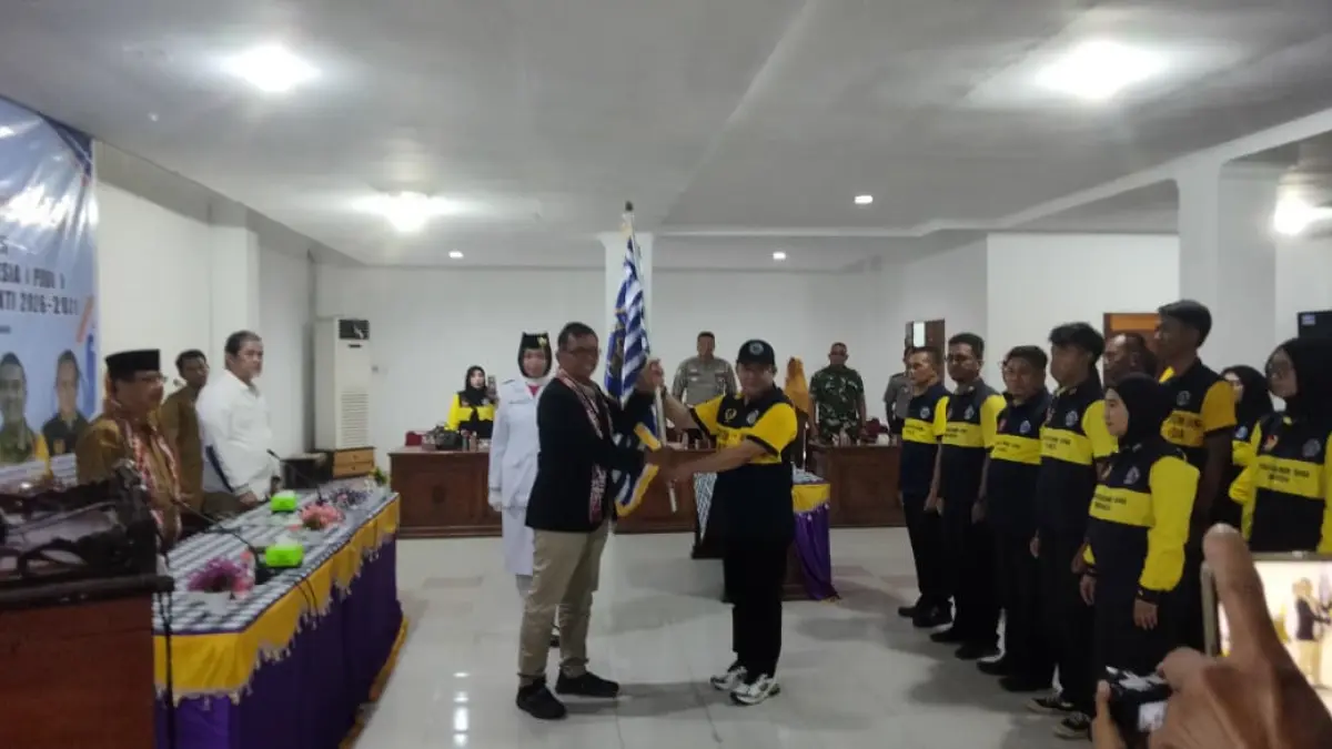 Ketua Umum PDBI Kalimantan Barat Suhadi SW saat melantik Safrudin Asra S.P. M.P  sebagai Ketua Pengurus Cabang ( Pengcab ) Persatuan Drum Band  Indonesis ( PDBI ) Kabupaten Mempawah.