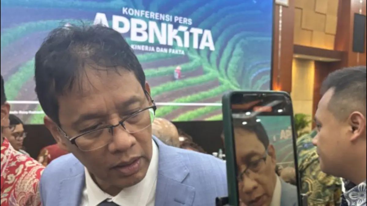 Menteri Keuangan Purbaya Yudhi Sadewa menjawab pertanyaan wartawan dalam wawancara cegat usai konferensi pers APBN KiTa Edisi Mei 2026 di kantor Kementerian Keuangan, Jakarta, Selasa (19/5). (ANTARA/Imamatul Silfia)
