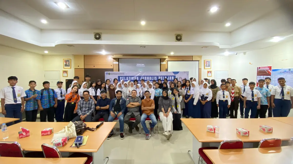Para peserta dan penyelenggara pelatihan jurnalistik pelajar di Aula Dinas Pendidikan Kota Singkawang, Selasa (19/5).