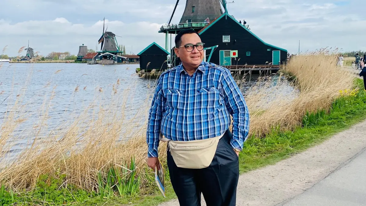 Penulis saat mengunjungi kawasan kincir angin Kinderdijk, simbol perjuangan Belanda melawan air. (SYAFARUDDIN DAENG USMAN/PONTIANAK POST)