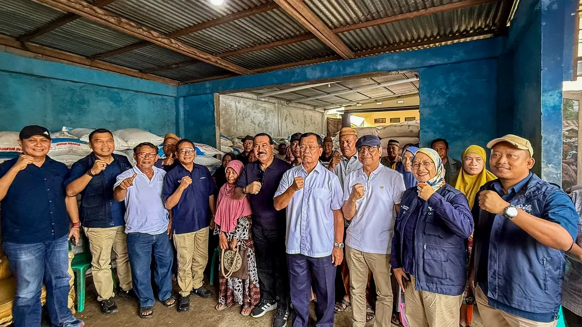 Perwakilan Pupuk Kaltim bersama komisaris dan petani berfoto usai meninjau stok pupuk bersubsidi di kios resmi Kabupaten Gorontalo, Senin (18/5/2026).