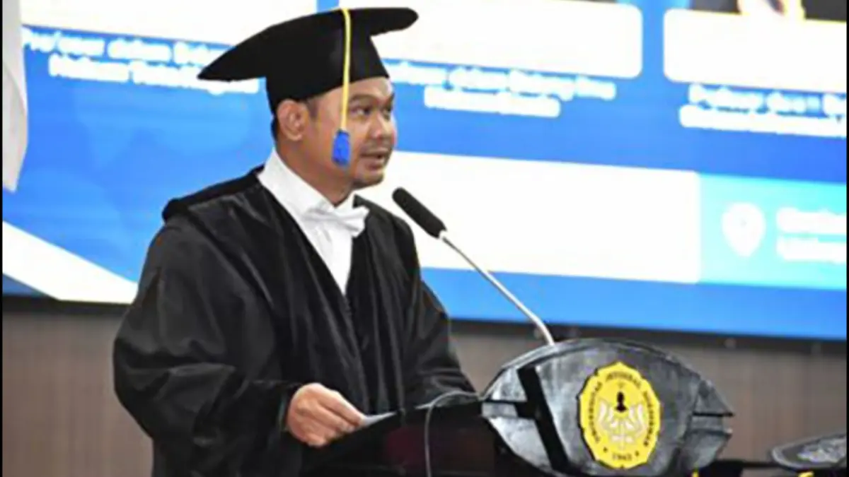 Prof Tedi Sudrajat menyampaikan orasi ilmiah saat dikukuhkan sebagai Guru Besar Bidang Hukum Administrasi Kepegawaian Fakultas Hukum Universitas Jenderal Soedirman (Unsoed) di Purwokerto, Kabupaten Banyumas, Jawa Tengah, Senin (17/2). (ANTARA/HO-Unsoed)