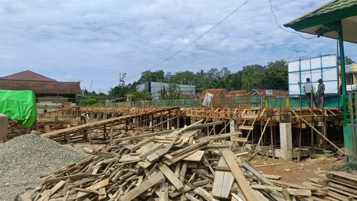Progres pembangunan gedung MIN Kapuas Hulu, dinilai lamban oleh masyarakat Kapuas Hulu. (TAUFIK/PONTIANAK POST)