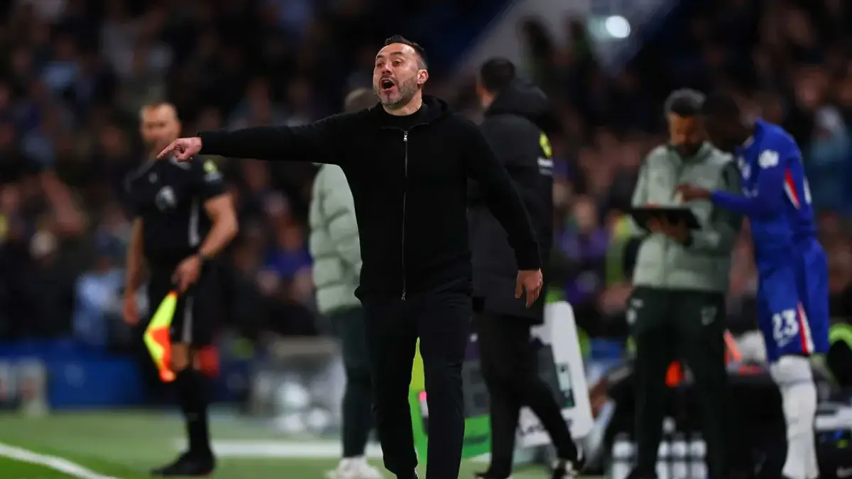 Roberto De Zerbi memberi instruksi kepada pemain Tottenham saat melawan Chelsea, Rabu (20/5) dini hari WIB.