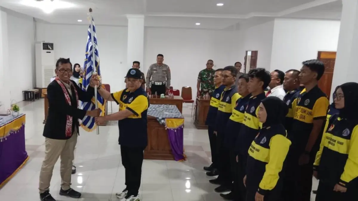 Safruddin menerima pataka saat pelantikan dan pengukuhan Pengurus PDBI Kabupaten Mempawah.
