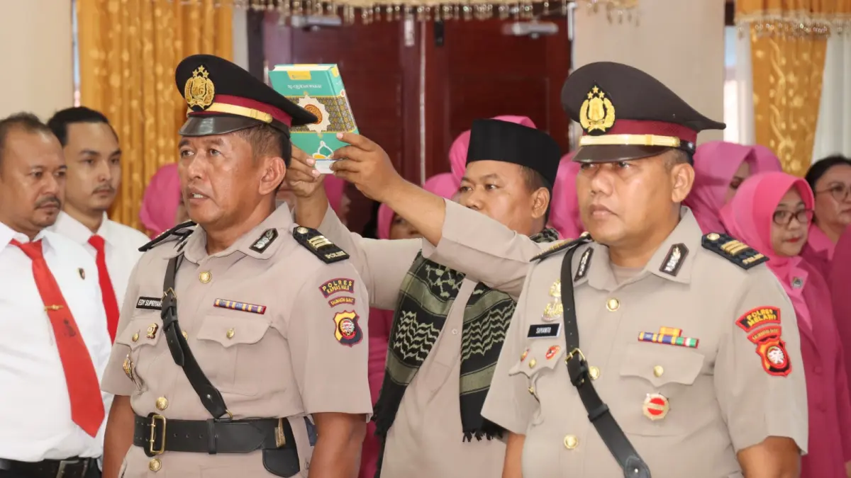 Suasana penuh keakraban dan kekeluargaan mewarnai rangkaian upacara serah terima jabatan sejumlah pejabat utama dan kapolsek jajaran di lingkungan Polres Melawi. (ISTIMEWA)