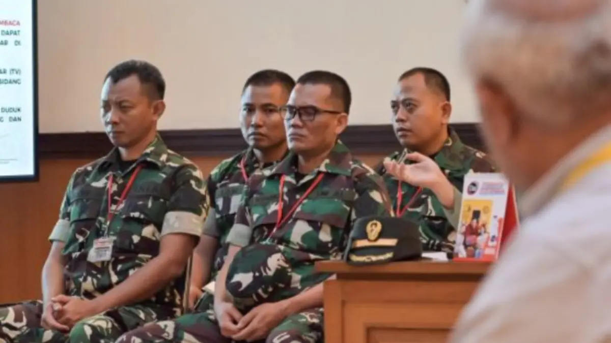 Terdakwa kasus penyiraman air keras kepada aktivis KontraS Andrie Yunus, menjalani sidang lanjutan di Pengadilan Militer II-08, Jakarta, Kamis (7/5). (ANTARA FOTO/FAKHRI HERMANSYAH)