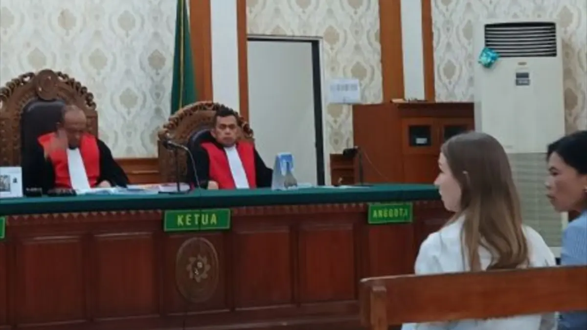 Terdakwa Kseniia Varlamova menjalani sidang tuntutan di Pengadilan Negeri Denpasar, Bali, Selasa (19/5) dalam kasus narkotika ganja hidroponik. (ANTARA/Rolandus Nampu)
