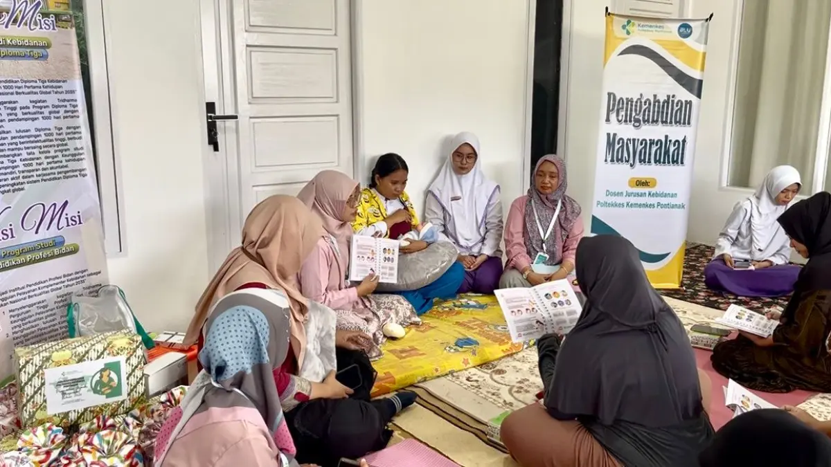  Tim dosen dan mahasiswa Jurusan Kebidanan Poltekkes Kemenkes Pontianak melaksanakan PkM di wilayah kerja UPT Puskesmas Saigon (16/5). (ISTIMEWA)