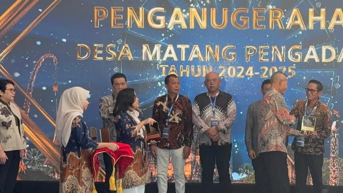 Wakil Ketua KPK, Ibnu Basuki Widodo menyerahkan penghargaan Desa Matang Pengadaan 2024-2025 kepada Kepala Desa Parit Baru, Musa, di Jakarta, Selasa (19/5). (ISTIMEWA)