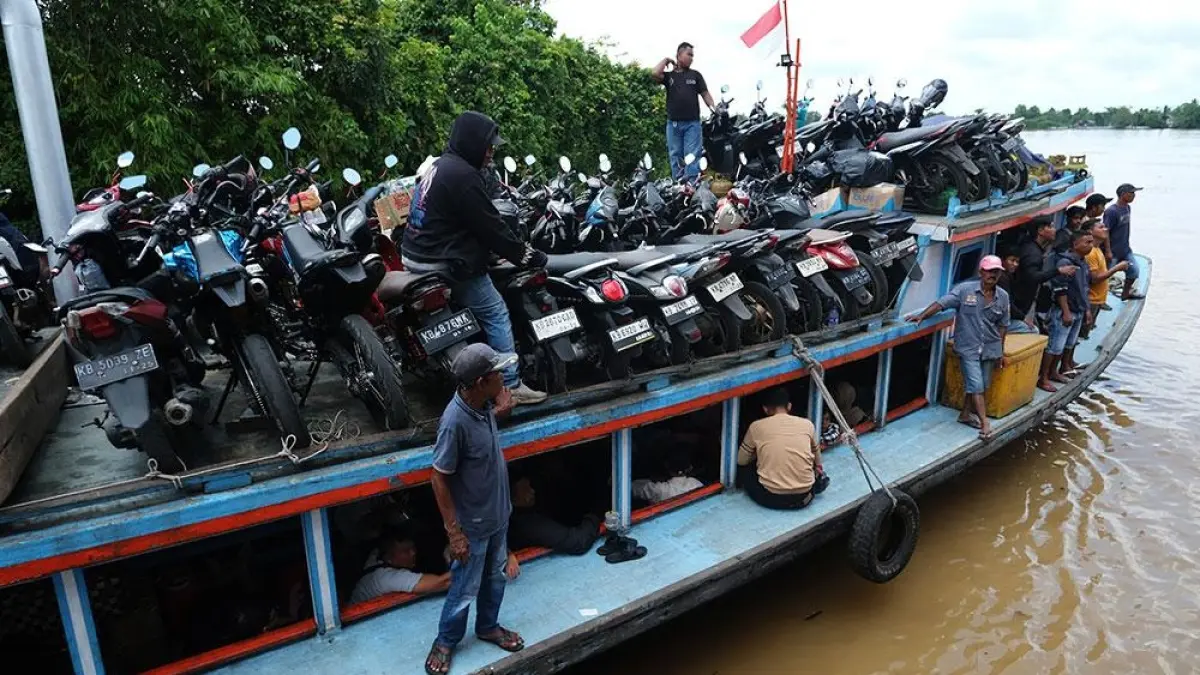 Motor tambang kembali melayani penyeberangan penumpang dan distribusi barang di Dermaga Rasau Jaya, Selasa (19/5), setelah sempat lumpuh akibat krisis solar bersubsidi. Pemerintah Kabupaten Kubu Raya menerbitkan dispensasi pengambilan solar guna menjaga kelancaran transportasi sungai masyarakat. (ASHRI ISNAINI/PONTIANAK POST)