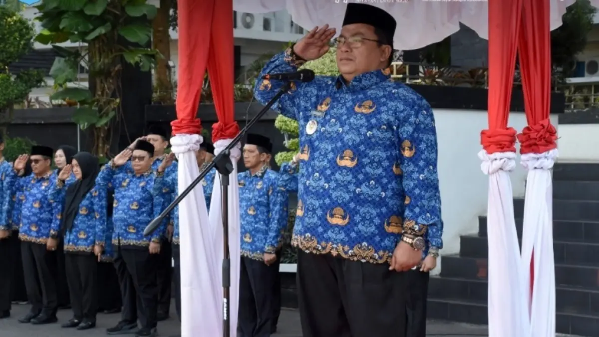 Wabup Kubu Raya, Sukiryanto menjadi inspektur upacara pada Peringatan Hari Kebangkitan Nasional ke-118 Tahun 2026 di halaman Kantor Bupati Kubu Raya, Rabu (20/5). Upacara diikuti Sekda, Yusran Anizam,  jajaran pejabat dan ASN di Lingkungan Pemkab Kubu Raya (Prokopim Kubu Raya)