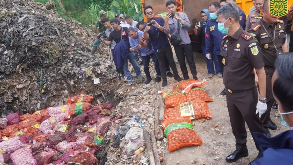 Sesjampidum menghadiri pemusnahan barang sitaan hasil penyidikan Subdirektorat I Direktorat Tindak Pidana Ekonomi Khusus (Dittipideksus) Bareskrim Polri yang dilaksanakan di Balai Karantina Hewan, Ikan, dan Tumbuhan Kalimantan Barat, Kamis (21/5). (ISTIMEWA)