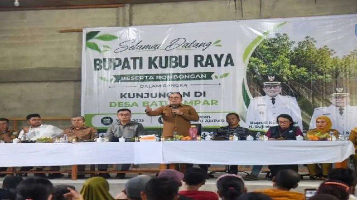 Bupati Kubu Raya, Sujiwo berdialog dengan masyarakat Desa Batu Ampar, Selasa (19/5).  Dalam pertemuan itu, Sujiwo menyampaikan sejumlah langkah konkret untuk membantu warga terdampak penghentian aktivitas produksi arang bakau. (Prokopim Kubu Raya)