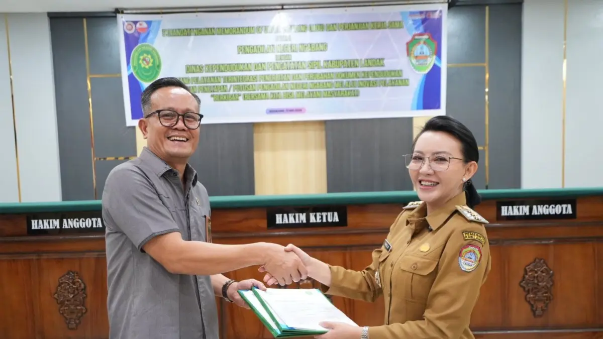 Bupati Landak Karolin Margret Natasa dan Ketua PN Ngabang menandatangani kerja sama kependudukan pada Selasa (12/5) pekan lalu. (HUMAS PEMKAB LANDAK)