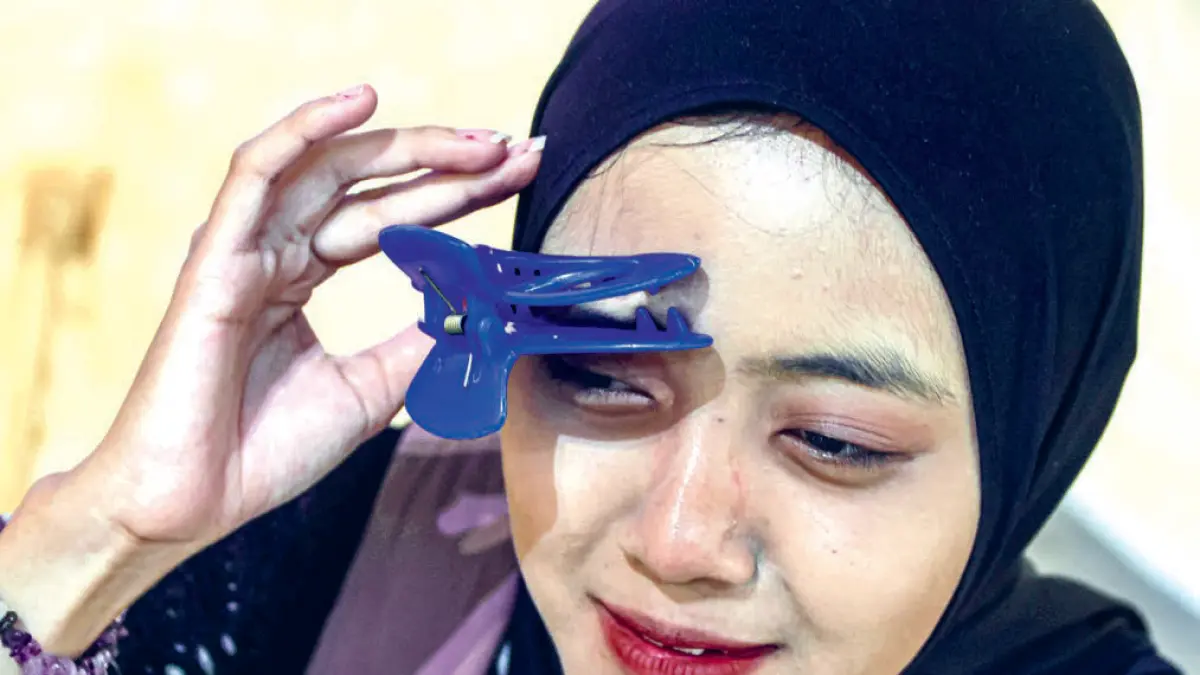 Ilustrasi Nadia (model dalam foto) menjepit alisnya. (DOK JAWAPOS)