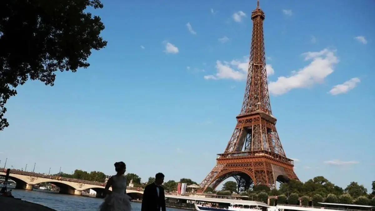 Ilustrasi - Warga melintasi kawasan Menara Eiffel atau La Tour Eiffel di Paris, Prancis. (ANTARA)
