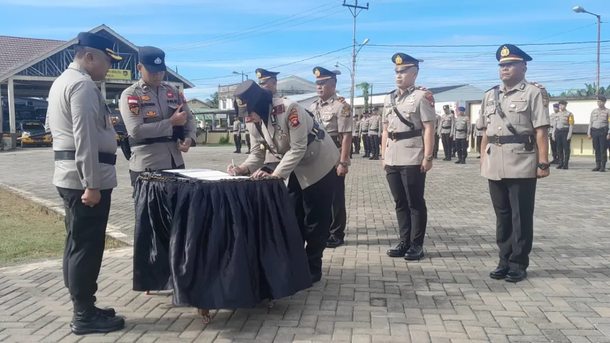 Kapolres Sambas saat pimpin kegiatan serah terima dan pelantikan pejabat di lingkungan Polres Sambas. (ISTIMEWA)