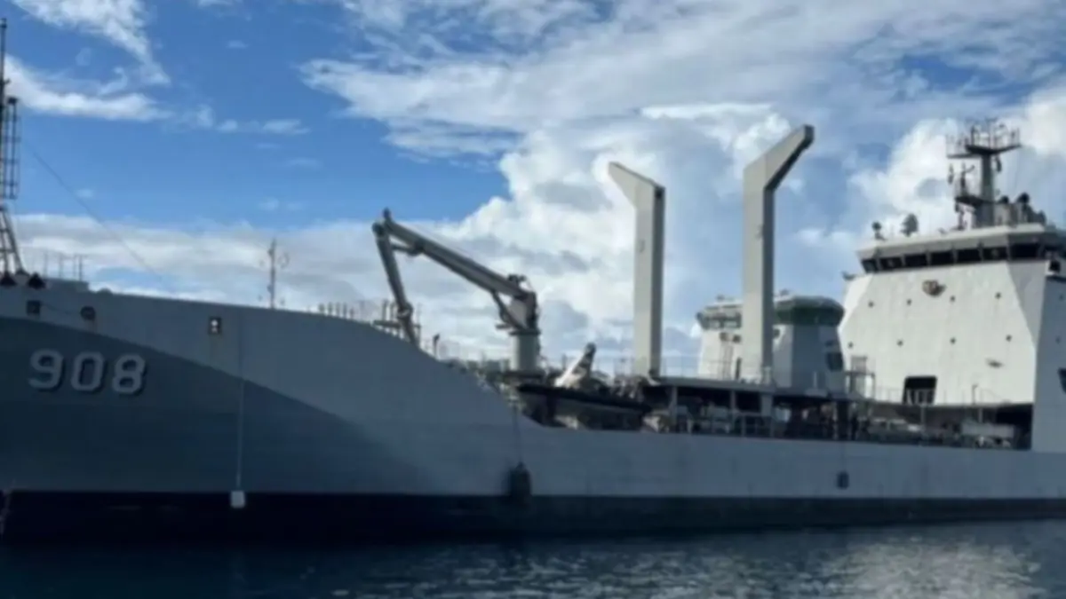  KRI Balongan 908 sandar di dermaga Ksatrian Tawiri Kodaeral IX Ambon. ( ANTARA/Dedy Azis)