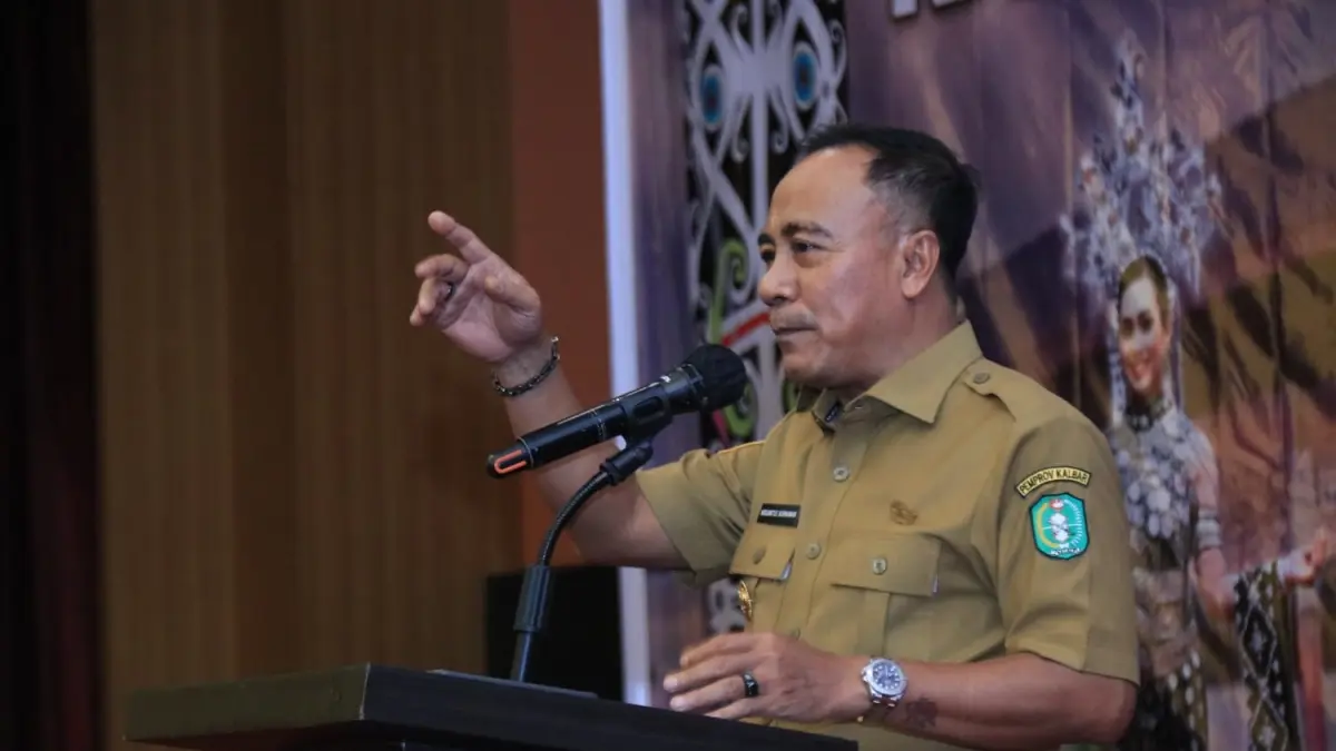 Krisantus Kurniawan menyampaikan sambutan saat menghadiri jamuan makan malam bersama Delegasi Anak Borneo Semenanjung Malaysia di Ballroom Lantai 8 Hotel Kini Pontianak. (ADPIM PEMPROV KALBAR)