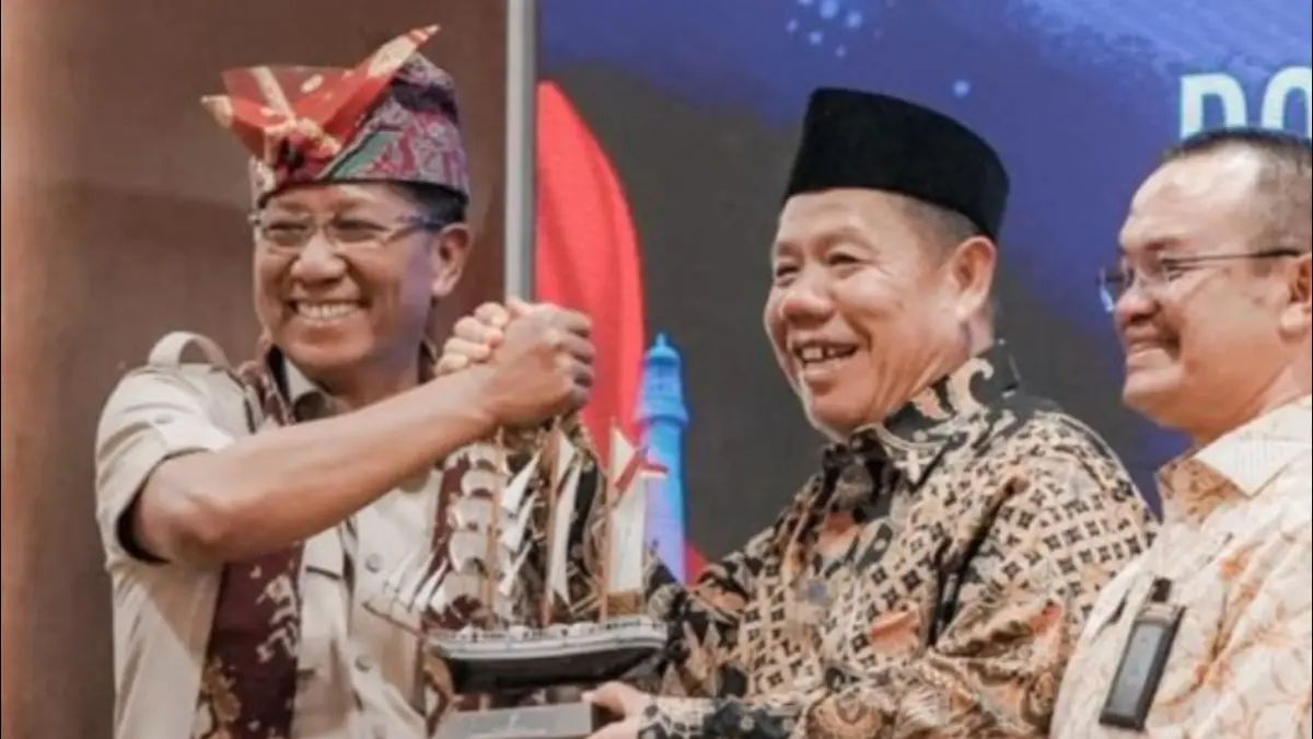 Menteri Hukum Supratman Andi Agtas saat memberikan penghargaan kepada Gubernur Kepulauan Babel Hidayat Arsani di Pangkalpinang, Rabu (20/5) malam. (ANTARA/HO-Humas Kemenkum Babel)