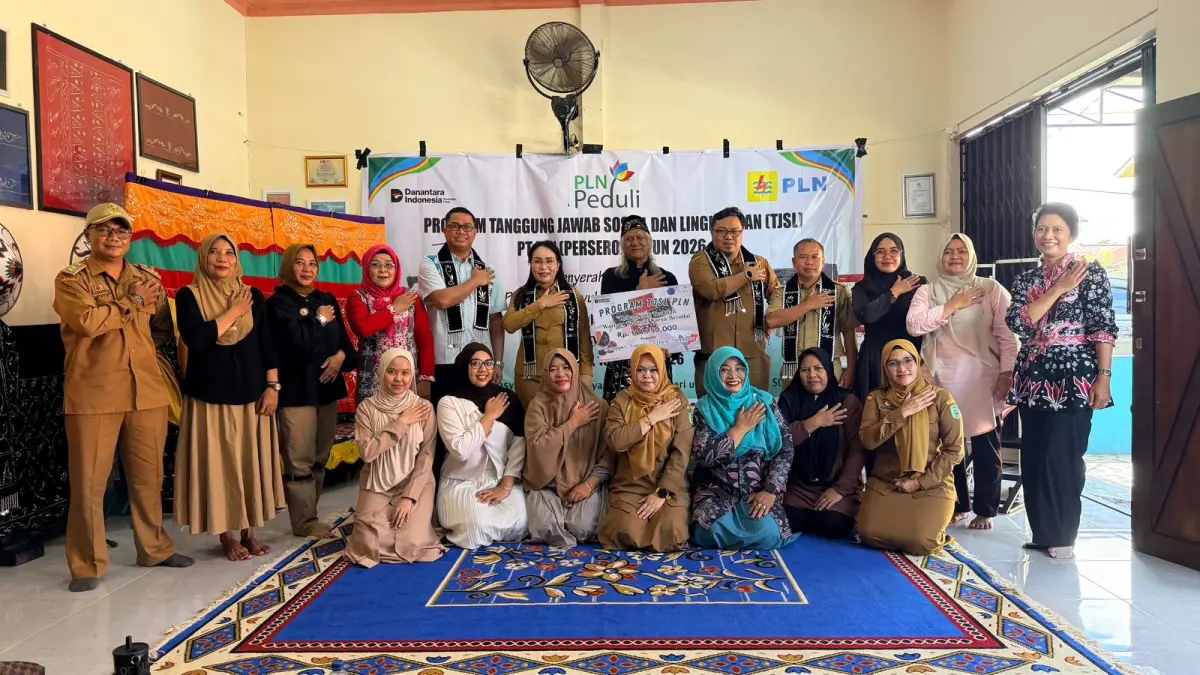 Momen foto bersama Pemerintah Kabupaten Sanggau, Manager PLN UP3 Sanggau, Sanggar Segentar Alam, serta para peserta pelatihan menjahit dan menyulam kain Kalengkang dalam rangka mendukung pelestarian budaya dan pemberdayaan masyarakat lokal.