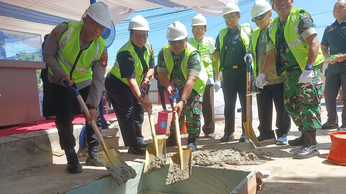 Pejabat Bea Cukai bersama Pemerintah Kota Singkawang melakukan peletakan batu pertama pembangunan kantor baru KPPBC TMP C Sintete. (ISTIMEWA)