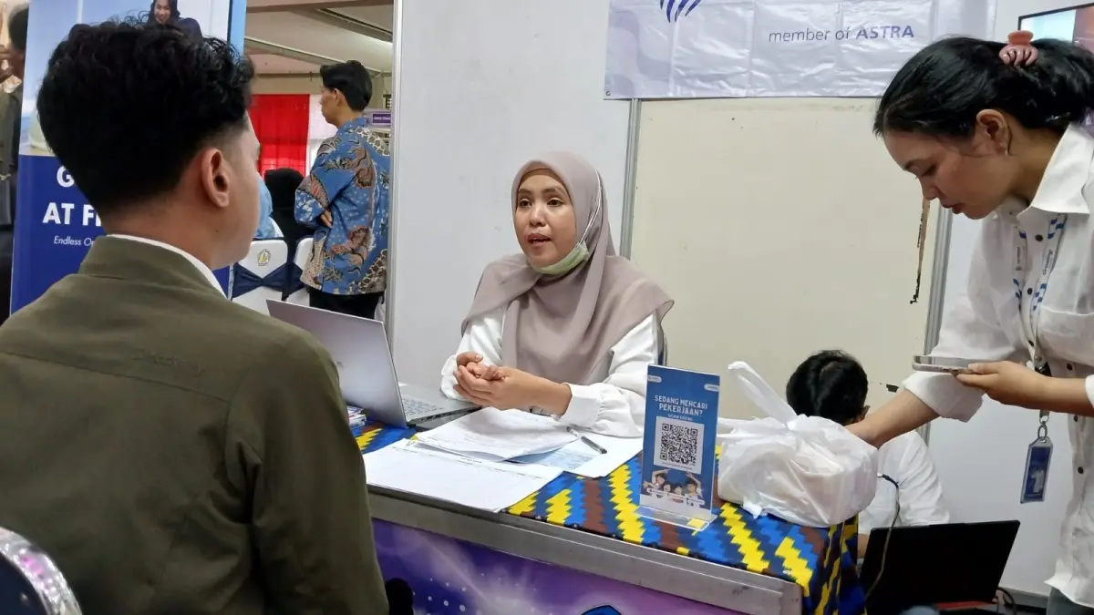 Pencari kerja mengikuti wawawanca dalam Kalbar Job Fair di Auditorium Untan Kamis (21/5). (NOVANTAR RAMSES NEGARA/PONTIANAK POST)&nbsp;