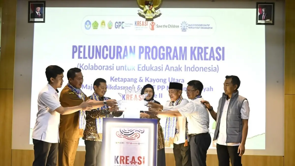 Penekanan tombol sebagai tanda dimulainya Program Kreasi di Ketapang dan Kayong Utara, Selasa (19/5). (ISTIMEWA)