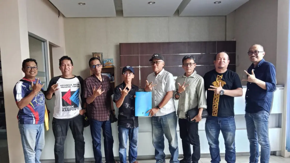 Penerimaan dokumen lengkap, pendaftaran Balon Ketua IAFT Untan sdr. Ir. Deddy Saputra, ST oleh Panitia Musta IAFT Untan (ist) 
