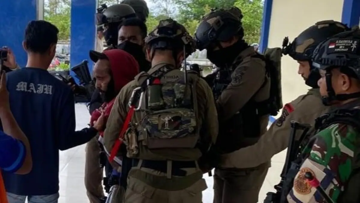 Petugas gabungan TNI-Polri mengamankan terduga anggota kelompok bersenjata saat operasi penangkapan di Bandara Nop Goliat Dekai, Yahukimo.